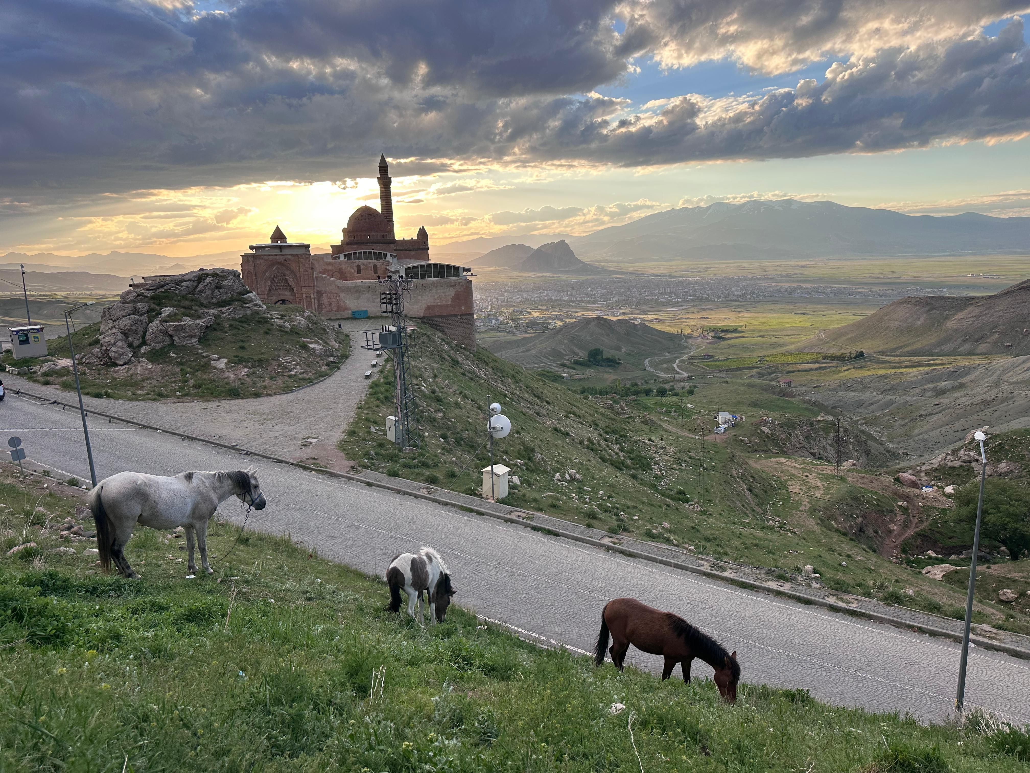 Дворец Исхак-паши (İshak Paşa Sarayı) на закате